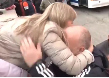VIDEO/ Rusët të detyruar nga Putin të shkojnë në luftë në Ukrainë, burrat në lot u japin lamtumirën familjarëve