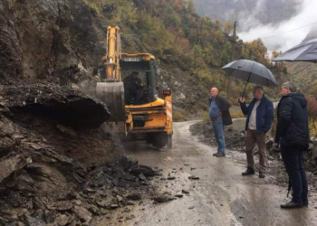 Moti i keq/ Ministria e Mbrojtjes: Rruga Lekbibaj- Fierzë e bllokuar nga rrëshqitjet e gurëve!