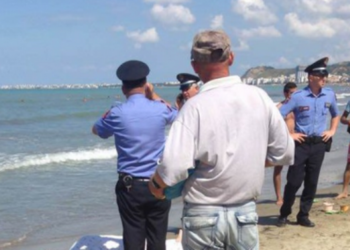 Mister shkaku/ Një grua rreth 50 vjeç gjendet e pajetë në plazhin e Shëngjinit