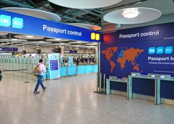 Me pasaporta false drejt Anglisë, çifti shqiptar zbritet nga avioni