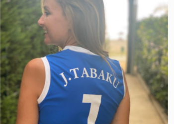 “Sfidë Berishës?! Jorida Tabaku poston fotot me numrin 1, por me dy gishtat lart!