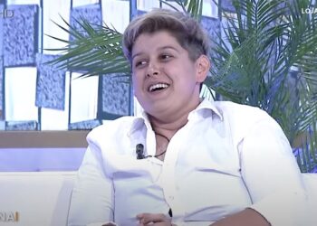 Humoristja e Tik Tok-ut: Mami im ka një veçori, ka një shenjestër kur të gjuan shapkën…