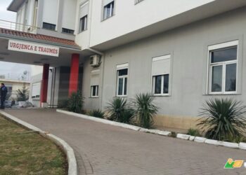 Policia ‘zbarkon’ te Spitali i Traumës/ Shoqërohen disa mjekë, njëri u kap në flagrancë duke marrë para