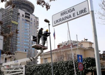 Transferohet në Mjull Bathore/ U emërtua rruga përballë saj “Ukraina e Lirë”, ambasada ruse në Tiranë ndërron adresë
