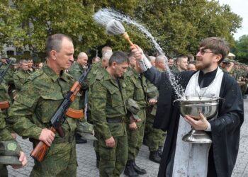 Rekrutimet/ Me disa ditë trajnim dhe spërkatje me ujë të bekuar, rezervistët e Putin nisin përgatitjet për në fushëbetejë