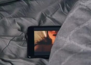 Shpërthen skandali/ Sekretet e “errëta” të pornografisë franceze, si mashtrohen vajzat e varfra dhe detyrohen të kryejnë seks në grup