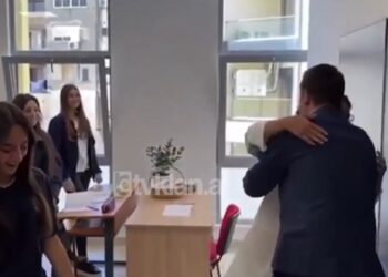 Veliaj ritakon mësuesen e tij te “Sami Frashëri”: Dikur rrinim 3 vetë në një bankë, sot duket si hotel me 5 yje