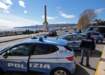 Shqiptari sulmohet nga 2 tranvestitë, i marrin portofolin bashkë me sendet personale