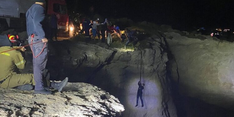 Vdesin 16 vajza emigrante! Një varkë fundoset, tjetra përplaset me shkëmbin në Greqi