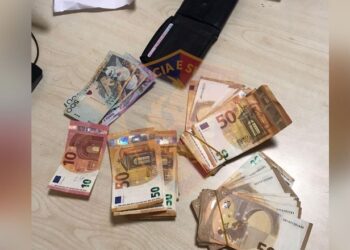I riu në kërkim se tentoi të kalonte 59 emigrantë, babai thyen arrestin e shtëpisë për të korruptuar policin