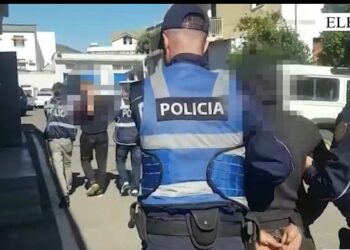 ‘Për llogari të grupeve kriminale’/ U kapën me arsenal armësh në Elbasan, lihen në burg Luis Gaxhi e Rigers Spahiu