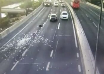 VIDEO/ 10 mijë dollarë shpërndahen në mes të rrugës pas ndjekjes nga policia