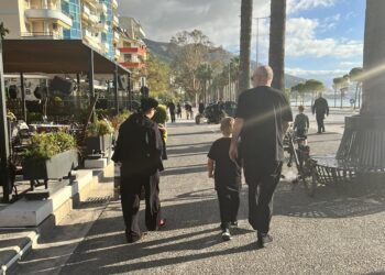 Kryeministri Rama publikon foton me familjen në Lungomare