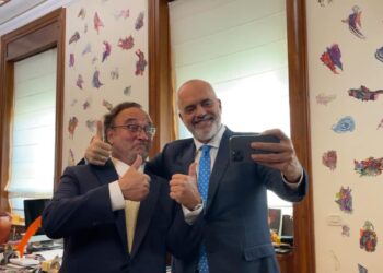 VIDEO/ “Edi, nuk mund ta gjej hotelin”, Jim Belushi i kërkon Ramës ndihmë në Instagram