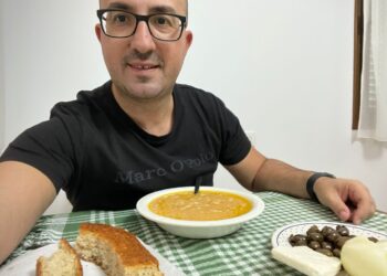 FOTO/ ‘Fasule, qepë e bukë shtëpie’, deputeti i PD shfaq anën e panjohur