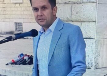 Kandidimi/ Ilir Alimehmeti nis fushatën në Tiranë, shfaqet në protestën e pedagogëve