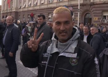 Kultet e rreme të opozitës së Tik-Tokut: Nga Ujku i Cërrikut, tek deputeti që gatuan kulaç