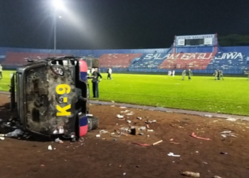 Tragjedia më e madhe në botën e sportit/ Shkon në 174 numri i viktimave pas përleshjes në fushën e futbollit në Indonezi