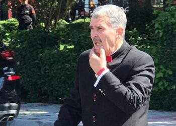 Kujtim Gjuzi vetëshpallet kandidat për kryetar bashkie: Të gjithë ata që më shajnë me libër shtëpie mbrapa shpine, ju them që…
