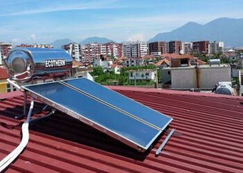 Doni të investoni në panele diellore? Ja kriteret që duhet të plotësoni