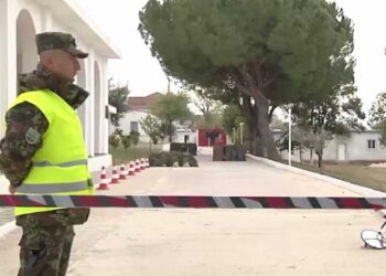 “Spiuni” çek me parashutë alarmon repartin ushtarak në Tiranë, fluturoi nga mali i Dajtit