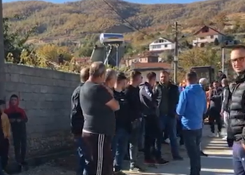 Protestë në mbrojtje të burimit / Banorët e fshatit Lumas në Kuçovë akuzojnë bashkinë