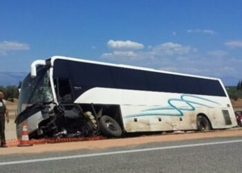Autobusi me pasagjerë përplaset përfundon në kanal në Rrugën e Kombit, 2 persona dërgohen me urgjencë në spital