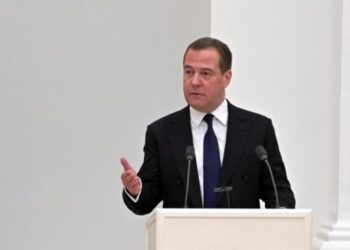Paralajmëron Medvedev: Jemi një hap më pranë luftës botërore nëse…