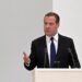 Paralajmëron Medvedev: Jemi një hap më pranë luftës botërore nëse…