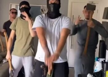 “Biznesi i kanabisit”/ Media britanike: Gangsterët shqiptarë shpërndajnë video të dhunshme në rrjetet sociale