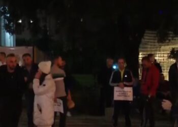 Vdekja e Lear Kurtit/ Protestuesja ndihet keq gjatë fjalimit, bie përtokë pa ndjenja