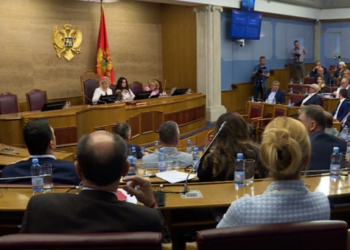 “Punuan kundër interesave të vendit”/ Parlamenti i Malit të Zi shkarkon dy ministra që u përplasën me Abazoviçin
