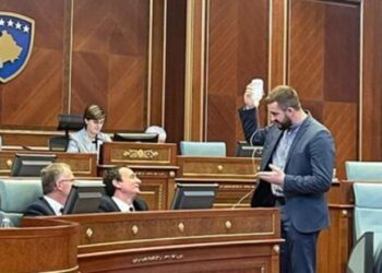 FOTO/ Kryeministri Albin Kurti ‘merr serum’ në parlament! Deputeti: Është sëmurë, të dorëhiqet se mezi mbahet në këmbë