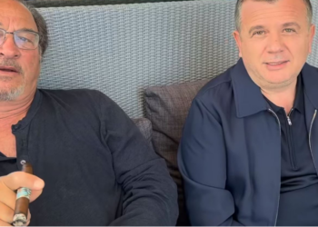 VIDEO/ “Unë jam shqiptar”, Balla i mëson Jim Belushit të flasë shqip