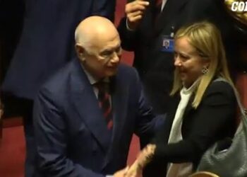 VIDEO / Kryeministrja Meloni puth dy burra njëherësh, momenti që habiti italianët