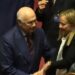 VIDEO / Kryeministrja Meloni puth dy burra njëherësh, momenti që habiti italianët