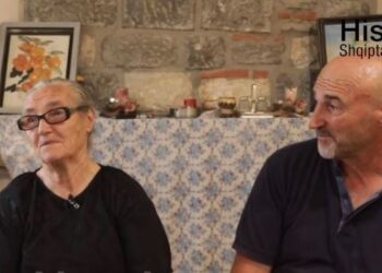 “Mbushnim kurrizin me gurë, e hidh në përrua”, nëna e 6 fëmijëve tregon për rininë e saj