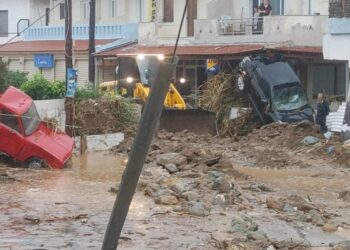 2 të vdekur nga përmbytjet në Kretë, gjendje alarmi për shkak të reshjeve të dendura