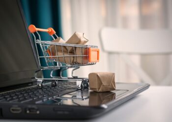 Qytetarit bashkë me porosinë online i shkon një pako me drogë