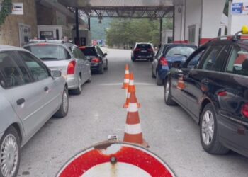 Radhë të gjata në Kapshticë! Dogana greke punon me sportele të reduktuara