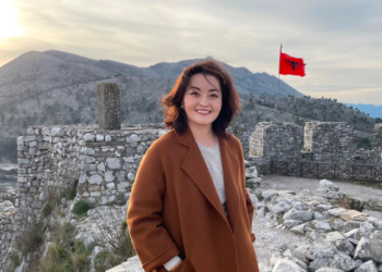 Ambasadorja e SHBA Yuri Kim përshëndet në shqip: E dua këtë qytet!