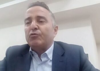 “Një figurë e SHIK-ut famëkeq në krye të protestës”/ Pedagogu-Ramës: Jam krenar. Kam marrë shpërblim nga ju për punën e shkëlqyer
