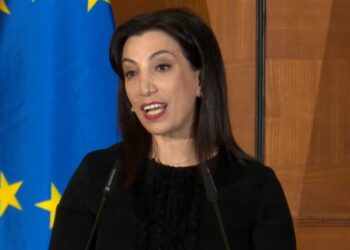 Kushti për studentët që fitojnë bursa/ Ministrja Kushi: Duhet të punoni në Shqipëri të paktën tre vite pas diplomimit