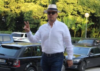 Trokalaq nga pasuria, i varfër nga trutë dhe i poshtër nga ligësia