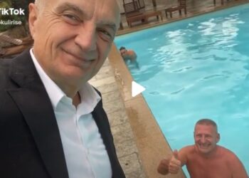 “Stërvitje për energji”/ Meta i ‘përgjigjet’ Ramës, hedh videon nga TikToku me Nard Ndokën në pishinë: O fitore o s’ka!