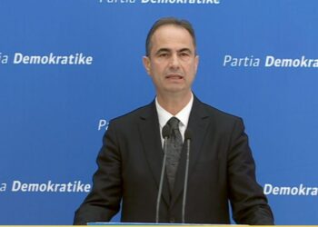 S’ka mëshirë për politikën, pas Berishës edhe Boçi publikon foton e Kurtit të vdekur: Po e bëj si baba!