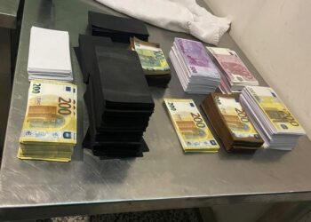 Futën 1.2 milionë euro të falsifikuara në Shqipëri, gjykata jep vendimin për 3 francezët
