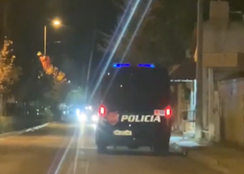 Policia aksion në Vlorë, kush po kërkohet në pallatin e rrethuar
