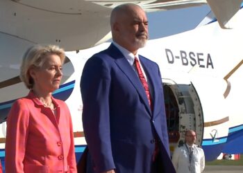 VIDEO/ Presidentja e Komisionit Evropian mbërrin në Shqipëri, Rama e pret me ceremoni zyrtare. Axhenda