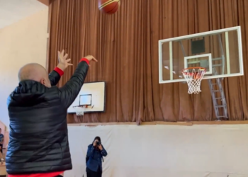 VIDEO/ Kosh nga distanca, vajza e re basketbolliste ‘sfidon’ Edi Ramën në Përmet